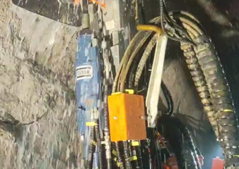 广西钨矿 中深孔台车 配套沃思德液压凿岩机，T38钻杆，钻杆长915mm，单根钻杆钻孔时间1分钟。